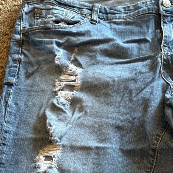 Torrid women’s sz 20 Light Blue Distressed  stretch capris shorts bottoms - Picture 4 of 6